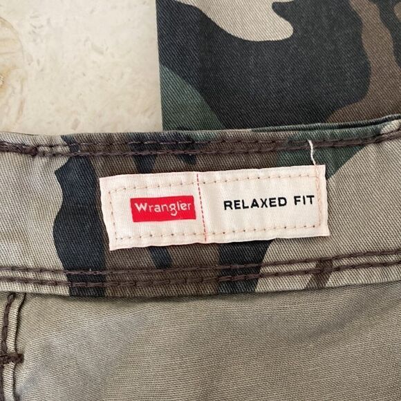 NWT Wrangler Relaxed Fit Camo Cargo Pants - Picture 11 of 16